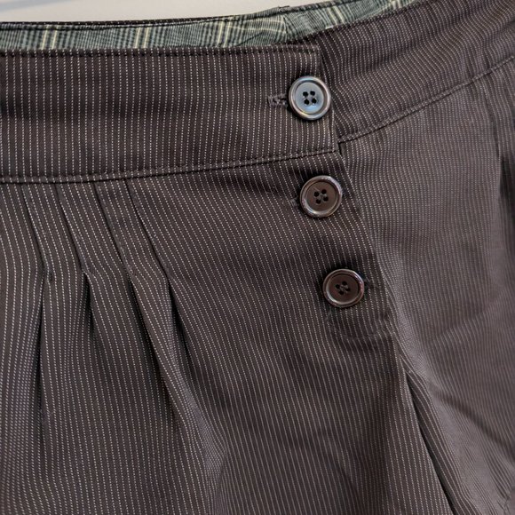 Beautiful vertical stripe dressy shorts with pockets - black and withe - Picture 2 of 5